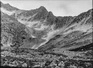 Im Gebirge : Ein schroffes Gebirgstal mit Geröll