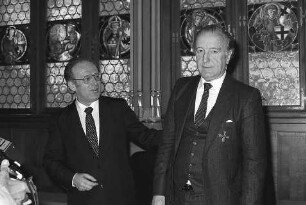 Freiburg im Breisgau: Rechtsantwalt Dr. Hammerstein erhält von Justizminister Heinz Eyrich das Bundesverdienstkreuz