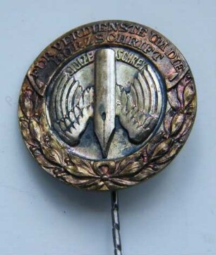 Goldene Niedersachsennadel (Verdienstabzeichen Stolze-Schrey) : Sammlung Beinhorn. Goldene Niedersachsennadel (Verdienstabzeichen Stolze-Schrey). Metall, vergoldet; Durchmesser 27 mm (1956). Dresden: SLUB R c 0171