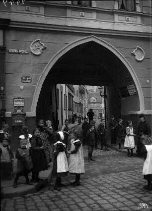 Kinder vor Portal zur Moritzkirche