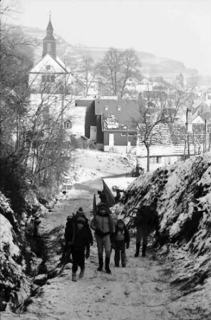 Wasenweiler: Hohlweg mit rodelnden Kindern