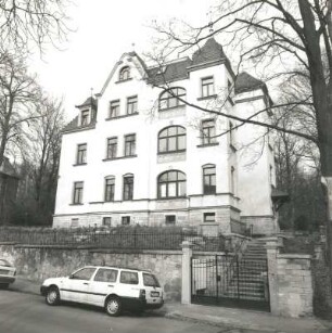 Dresden-Trachenberge, Weinbergstraße 56. Villa (um 1910). Straßenansicht mit Einfriedung, Tor und Treppenaufgang