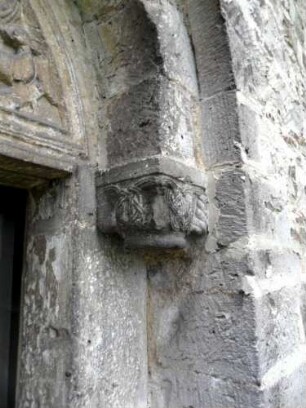 Rhena-(Evangelische Kirche ) - Langhaus Traufseite Süd - romanisches Porta -Gewände Ost mit ornamentierter Konsole