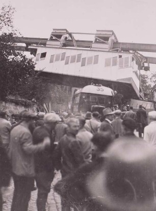 Unfall Schwebebahn und LKW, Dresden