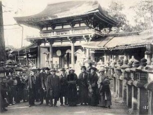 Touristen und Einheimische vor dem Kasuga-Schrein in Nara : Weltreisen. Touristen und Einheimische vor dem Kasuga-Taisha Schrein in Nara