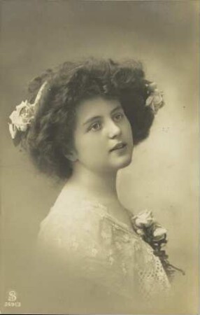 [Junge Frau mit Blumenschmuck]