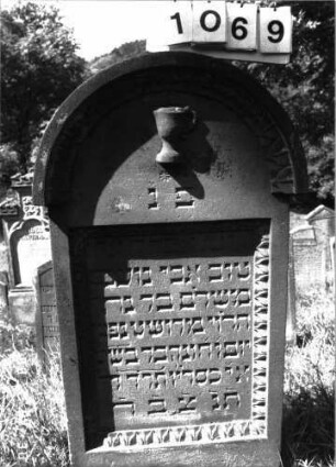 Grabstein 1069 (Index: 100098830) Maße HxBxT: 133x60x13 cm Symbolik: Levitenkanne: Grabstein 1069