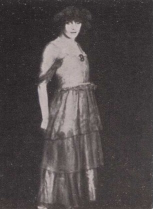 Fotografie einer Person vor einem schwarzen Hintergrund (2)
