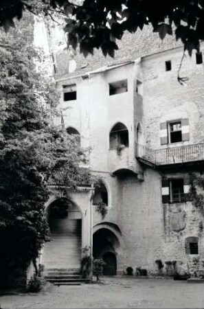 Schenna: Schloss Schenna, Schlosshof mit Treppe
