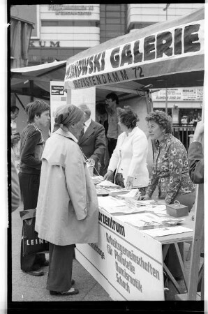 Kleinbildnegativ: Stand der DSFW, Joachimsthaler Platz, 1978