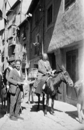 Frankreich, Marseille : Reiseaufnahmen aus Frankreich, Marseille. Straßenszene mit Touristen und Einheimischen in einer Gasse