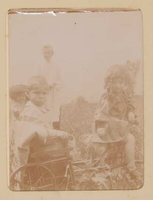 Christiane von Hofmannsthal mit zwei Kindern mit einer Kinderkutsche auf einer Wiese in Aussee