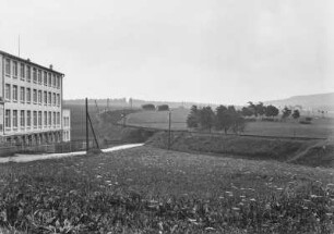 Bahnschienen und Handschuhfabrik : Blick auf die Bahntrasse am Südausgang von Horní Platná. Links die Handschuhfabrik.