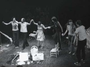 Ein Fest bei Papadakis: Stefan Gossler, Christian Veit, Serpil Simsek, Stefan Fredrich, Benita Rinne, Dietrich Lehmann