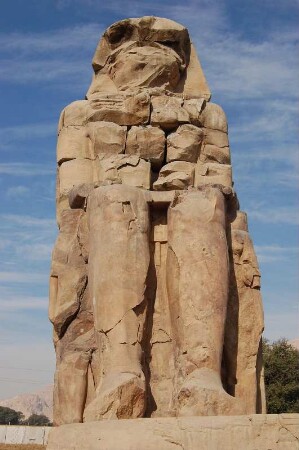 Einer der beiden Memnon-Kolosse, Luxor, Theben-West, jede Statue ist 20 m hoch