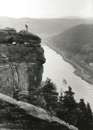 Sächsische Schweiz. Elbtal bei Hirschmühle. Blick vom Elbleitenweg nach Südost ins Elbtal (stromaufwärts)