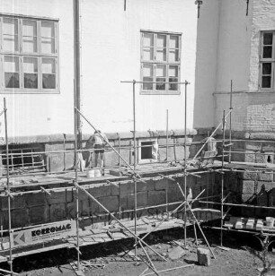 Restaurierung: Arbeiten an Fundament: Gerüst, Arbeiter: innerer Graben ausgehoben