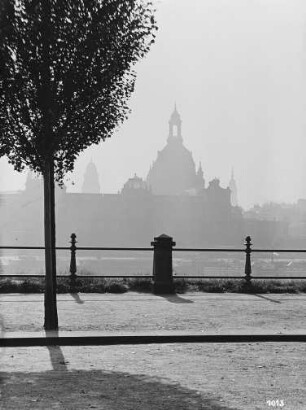 Dresden, Blick vom Neustädter Ufer auf Kunstakademie und Frauenkirche