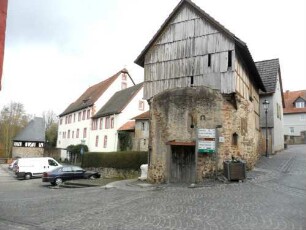 Stadtbefestigung - Untertor von Westen-Schalenturmrest mit Schlüsselloch-Scharte-und Stadtmauer nach Norden in Übersicht