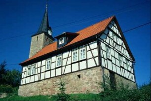 Pfarrhaus, dahinter Kirchturm