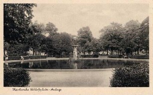 Postkartenalbum mit Motiven von Karlsruhe. "Karlsruhe Schlossplatz - Anlage". Brunnen auf dem Schlossplatz