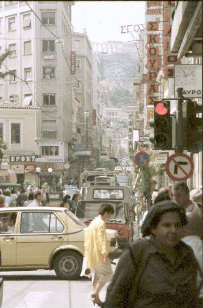 Athen: Straße Eolou mit Blick Richtung Akropolis