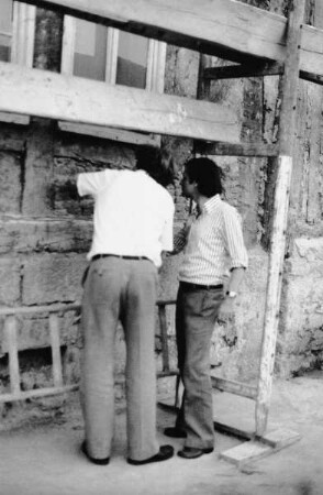 Heinrich Klotz und Martin Warnke bei der Betrachtung des Fachwerks am Wohnhaus Mainzer Gasse in Marburg