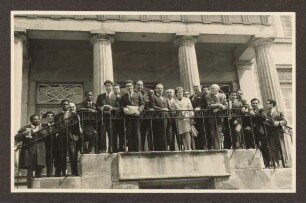 Empfang "CDG mit Ecuador und Nigeria" im Rathaus, Gruppenbild auf der Rathaustreppe. Detmold. Marktplatz