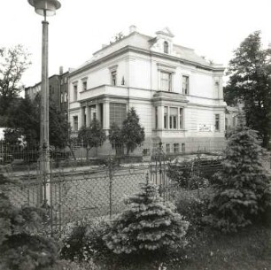 Cottbus, Karl-Liebknecht-Straße 21/Ecke Wernerstraße. Wohn-und Verwaltungsgebäude (um 1890). Garten-und Straßenansicht (Wernerstraße)
