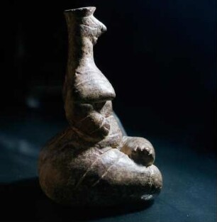 Die Große Göttin : Iraklion. Archäologisches Museum, V 175. Neolithisches Idol der Großen Mutter, Steatopygie. Aus Kato Chorió bei Ierápetra, um 3500 v. Chr.