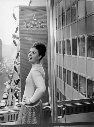 Hamburg. Altstadt. Ein Verwaltungsgebäude der Hamburger Gas- und Wasserwerke GmbH in der Spitalerstraße. Eine Frau schaut aus einem Fenster