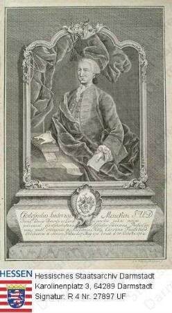 Mencken, Gottfried Ludwig, Prof. (1712-1762) / Porträt, an Schreibtisch sitzendes, rechtsgewandtes, rechtsvorblickendes Kniestück in Rahmen mit lateinischer Sockelinschrift