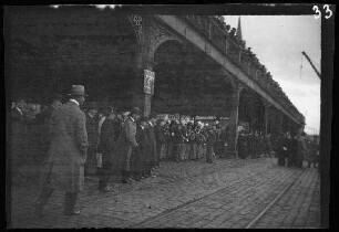 Antwerpen (Belgien): Uniformierte Blasmusik und Volk an den Landungsbrücken (Begrüßung eines Schiffes?)