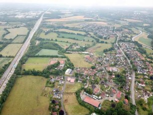 Hamberge: Luftbild Richtung Osten: links Bundeautobahn 1, rechts Bundesstraße 75 (Hamburger Straße) und Trave, mittig Ortskern