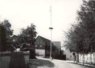 Maibaum in Ostro : Gesellschaftliche Volkskultur - Frühling. Ort: Wotrow / Ostro. Maibaum des Dorfes.