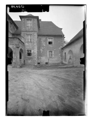 Mellenthin, Dorfstraße 25. Schloß (1575-1580, Umbau 1904). Hofansicht