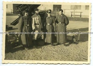 Wehrmachtssoldaten an einem Geschütz