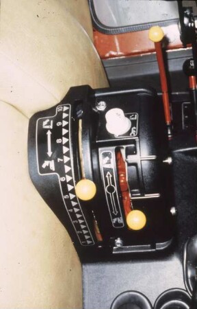 Fotografie: Antriebs- und Anbausystem, Dreipunktaufhängung, Hubwerk, Elektronische Hubwerksregelung (EHR), Bedienelement