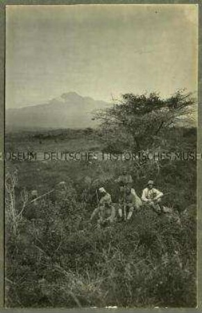 Schutztruppenoffizier mit Askaris im Umland des Meru-Berges