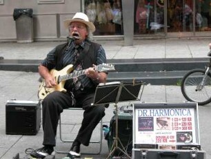 Oslo - Straßenmusikant : Straßenmusikant. Aufgenommen in Oslo im September 2004