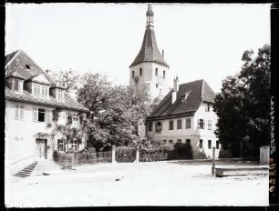 Kirchturm mit Pfarrhaus