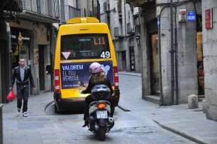 Girona - innerstädtischer Minibusverkehr : Straßenverkehr, aufgenommen am 16. April 2012 in der Altstadt von Girona