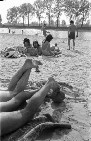 Erster Badebetrieb im Rheinstrandbad Rappenwört.