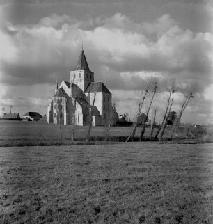 Die Abteikirche in Cerisy-la-Forêt von Nordosten (Aufnahme im Rahmen der Fotokampagne im besetzten Frankreich)