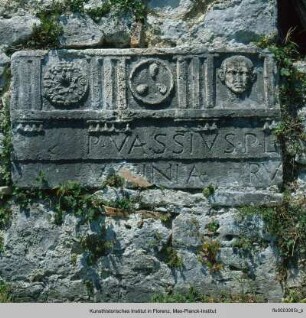 Fragment eines antiken Grabmals