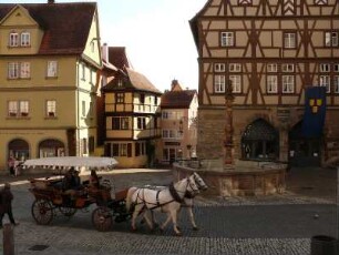 Kutsche mit Touristen am Marktplatz