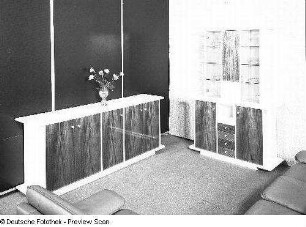 Vitrinenschrank : Wohnzimmermöbel (Modell 84/20) (1984; VEB Möbelwerke Rathenow). Sideboard und Vitrinenschrank