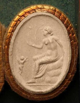 Venus (Aphrodite) gibt dem Cupido (Eros) den Bogen (Daktyliothek, Supplement)