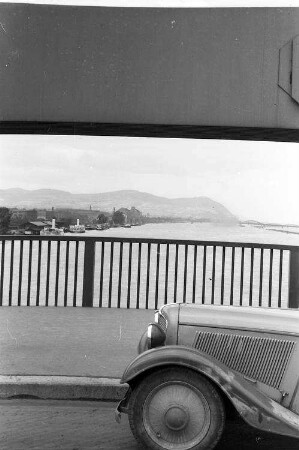 Wien: Blick von der Reichsbrücke auf den Kahlenberg, Vordergrund Brückenträger