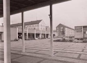 Hoyerswerda-Neustadt. Versorgungszentrum Wohnkomplex I. Blick gegen Verkaufspavillons und "Kaufhof"